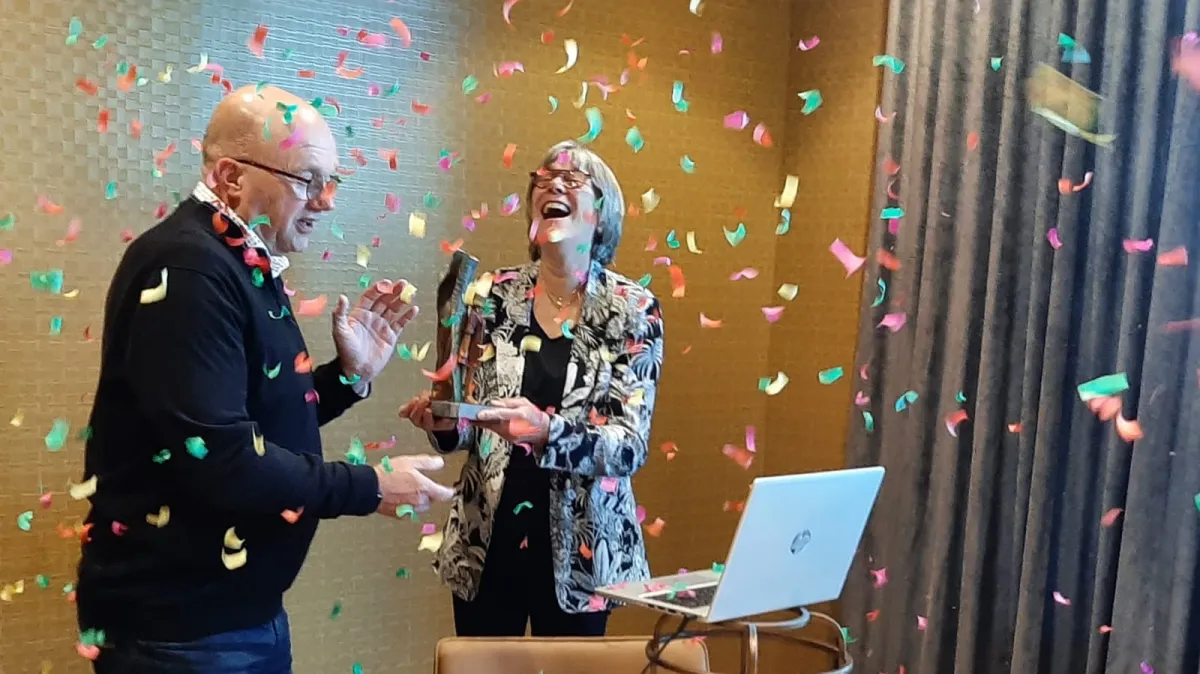 Overhandiging NKOP-award Gea van Dijk